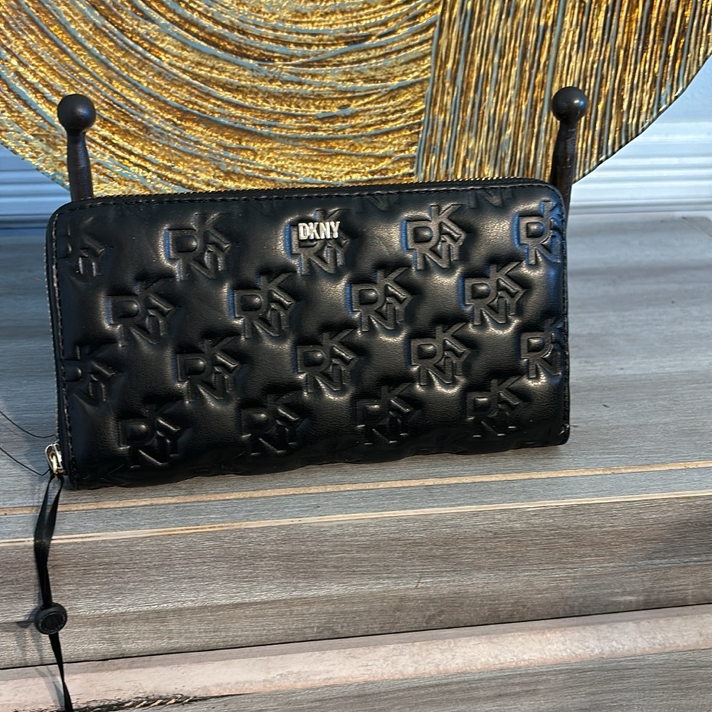 NWT DKNY LOGO WALLET - Picture 1 of 12